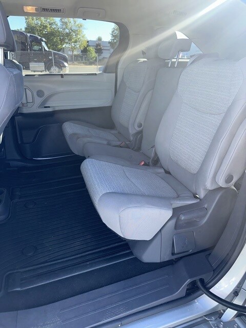 2021 Toyota Sienna LE photo 4