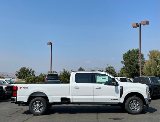 2026 Ford F-350 Lariat photo 2