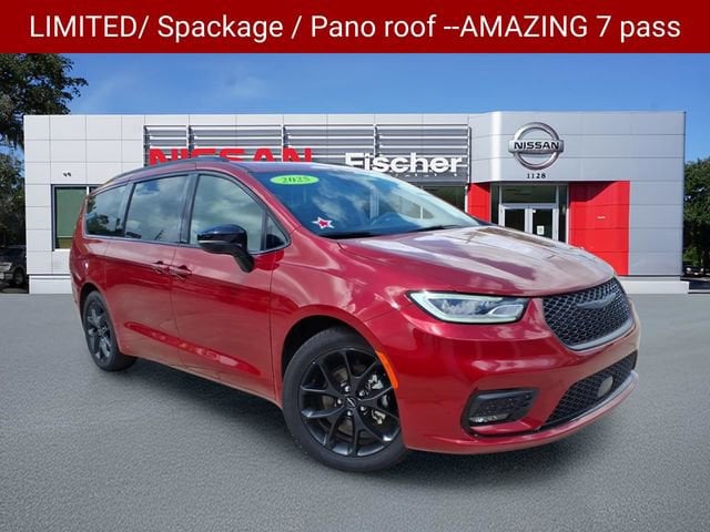 2025 Chrysler Pacifica Limited's photo