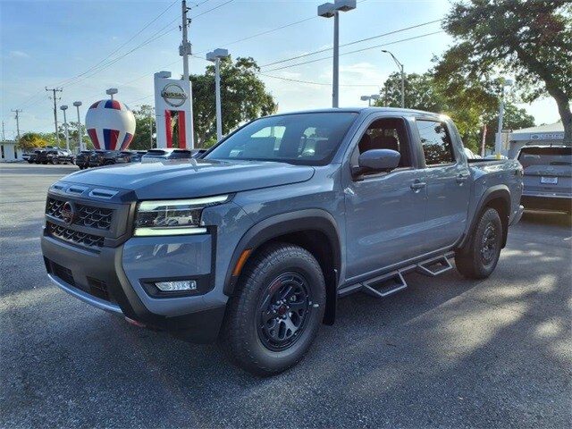 2025 Nissan Frontier Crew Cab PRO-X photo 3