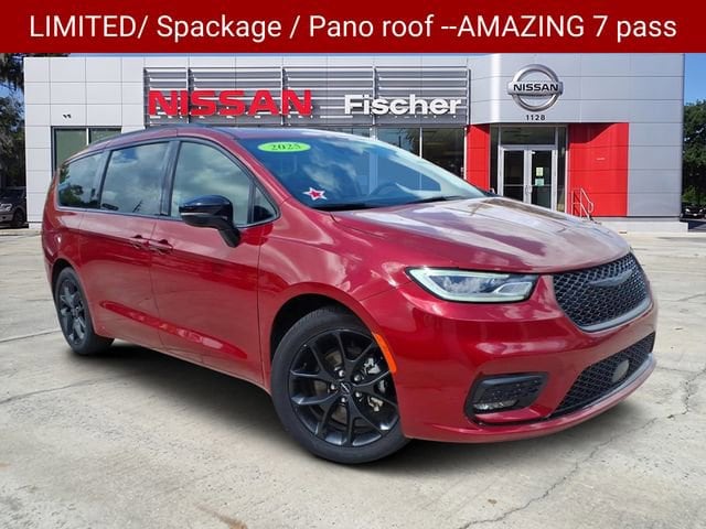 2025 Chrysler Pacifica Limited's photo