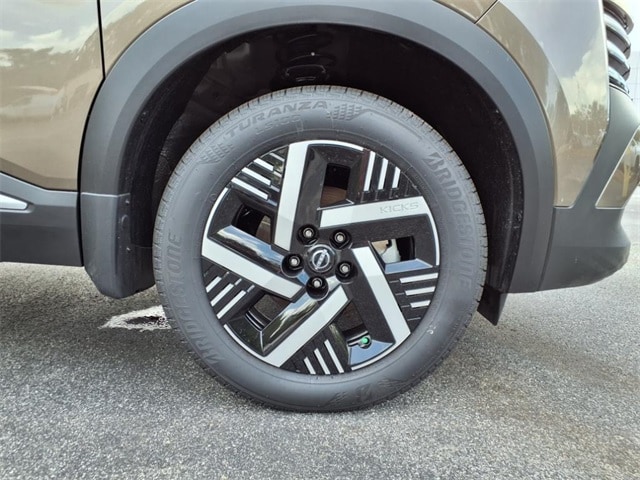 2025 Nissan Kicks SV photo 3