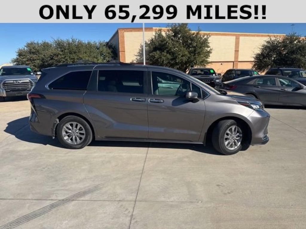 Used 2022 Toyota Sienna XLE Van Passenger Van