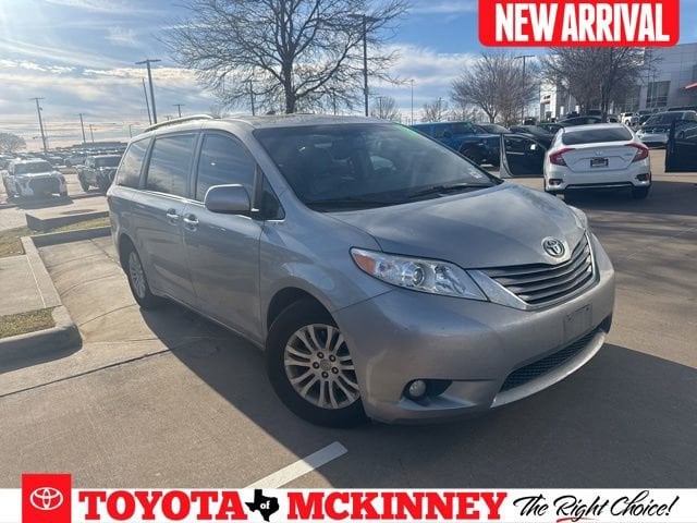 2017 Toyota Sienna XLE's photo