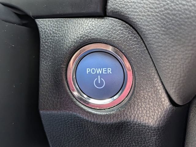 2022 Toyota RAV4 XLE - Photo 18