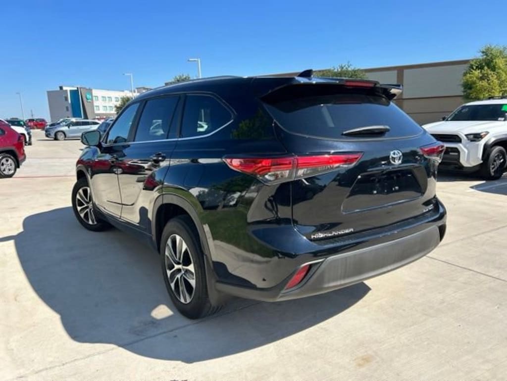 Used 2023 Toyota Highlander XLE SUV