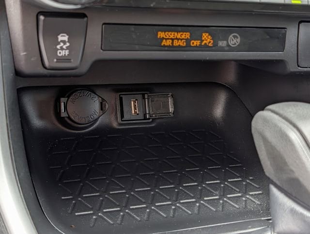 2022 Toyota RAV4 XLE - Photo 16