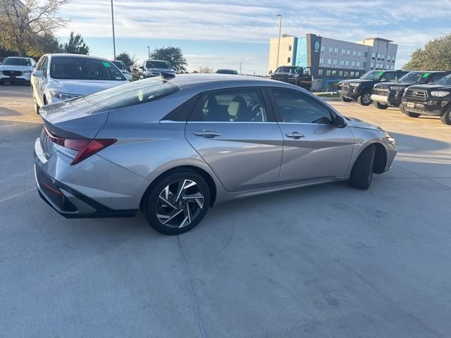 2025 Hyundai Elantra Limited photo 3