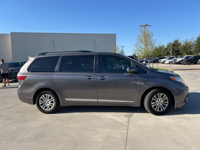 2017 Toyota Sienna Limited XLE Premium photo 2