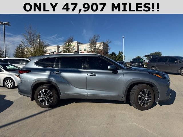 2022 Toyota Highlander XLE photo 2