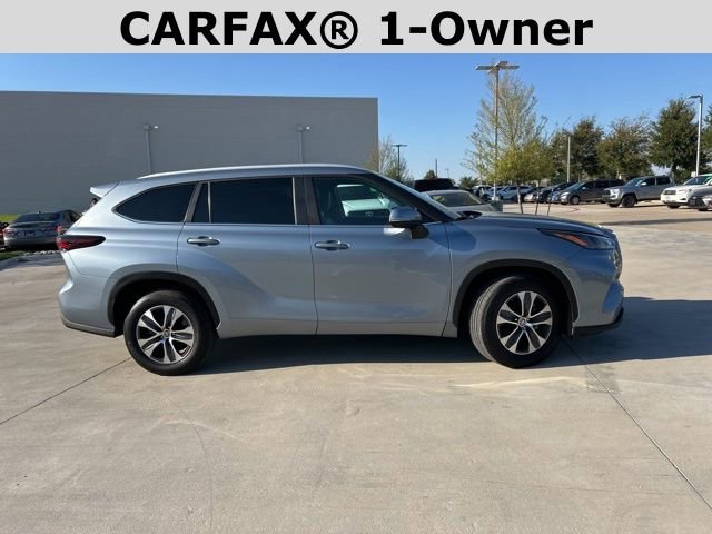 2024 Toyota Highlander XLE photo 2