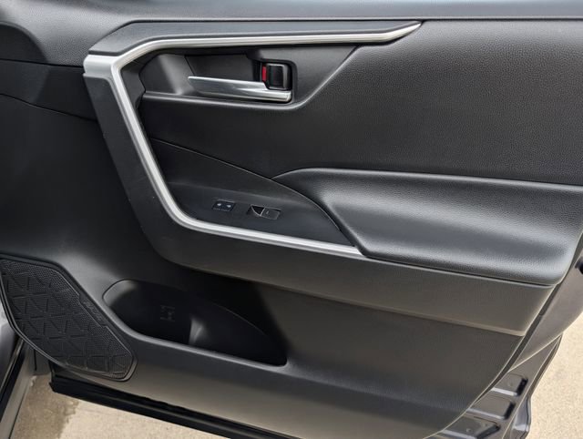 2022 Toyota RAV4 XLE - Photo 32