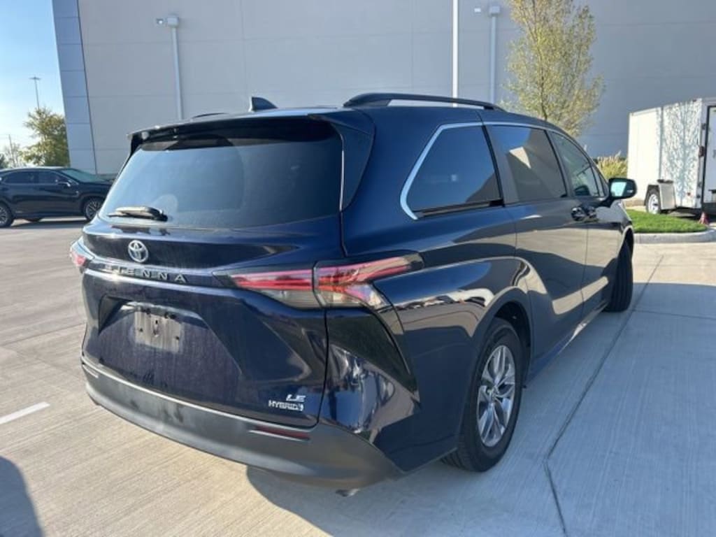 Used 2022 Toyota Sienna LE Van Passenger Van