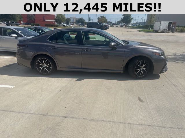 2024 Toyota Camry Hybrid SE photo 2