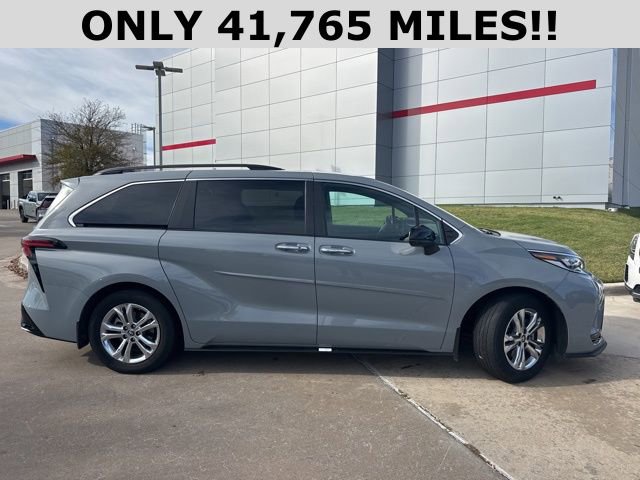 2023 Toyota Sienna XSE photo 2