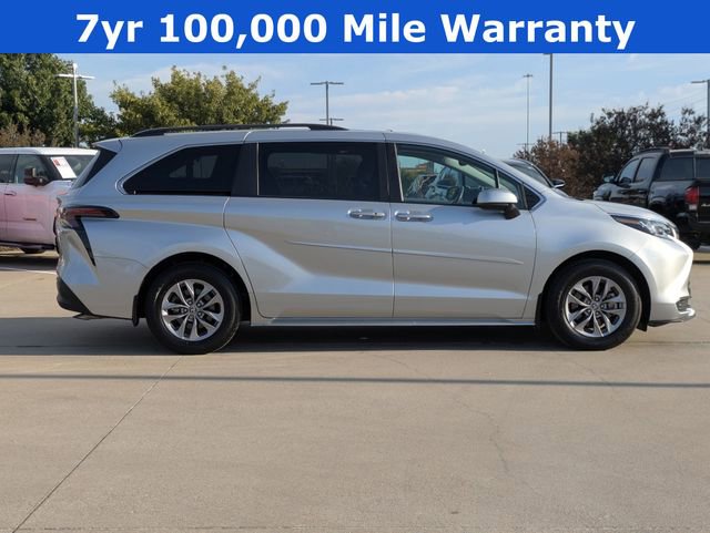2023 Toyota Sienna LE photo 4