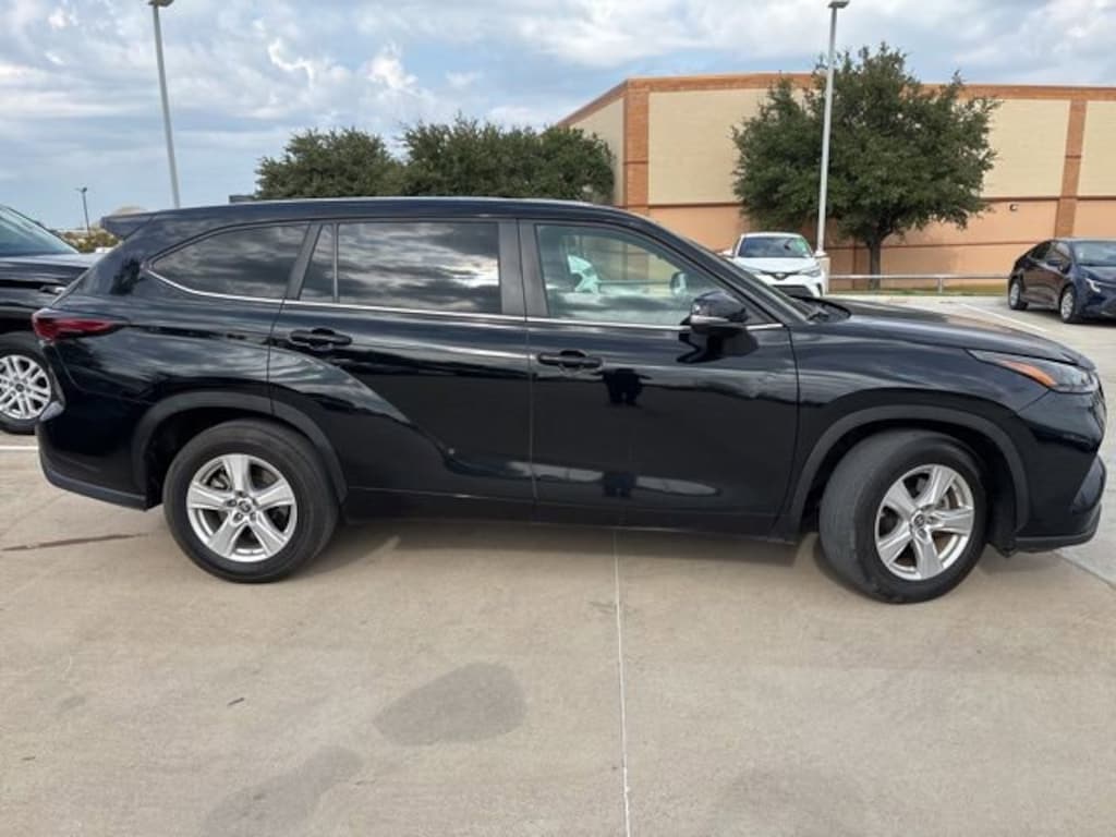 Used 2024 Toyota Highlander LE SUV