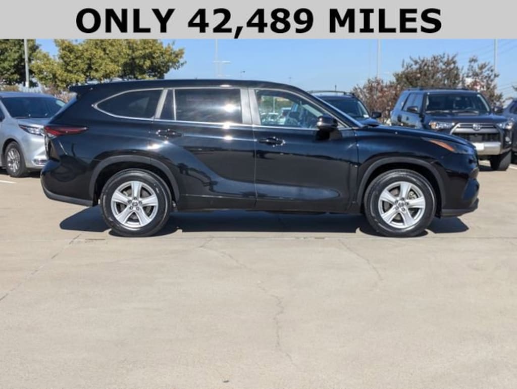 Used 2024 Toyota Highlander LE SUV
