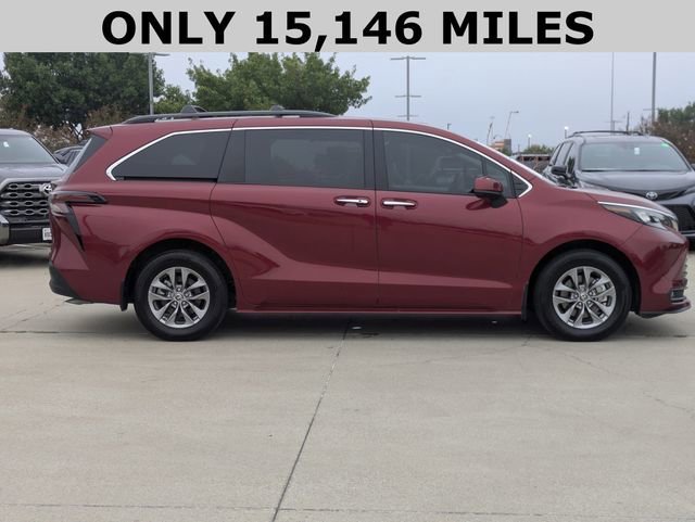 2025 Toyota Sienna XLE photo 4