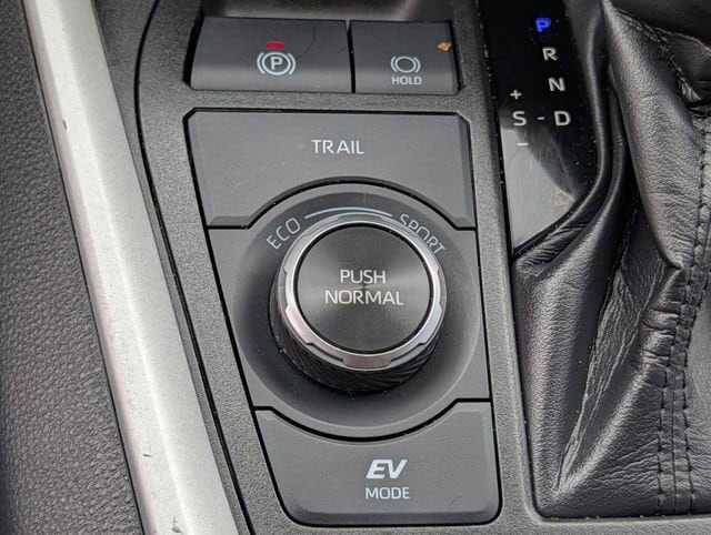 2022 Toyota RAV4 XLE - Photo 15