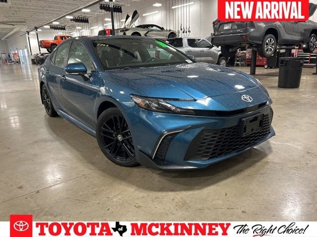 2025 Toyota Camry SE Hybrid's photo