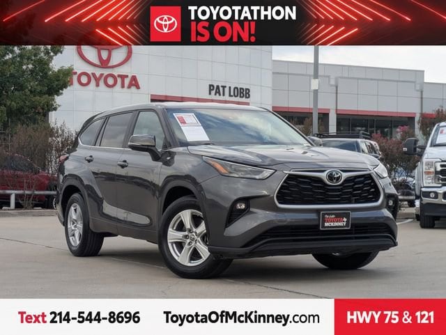 2024 Toyota Highlander LE's photo