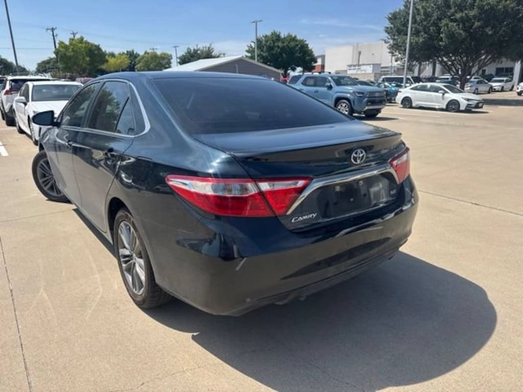 Used 2017 Toyota Camry SE Sedan