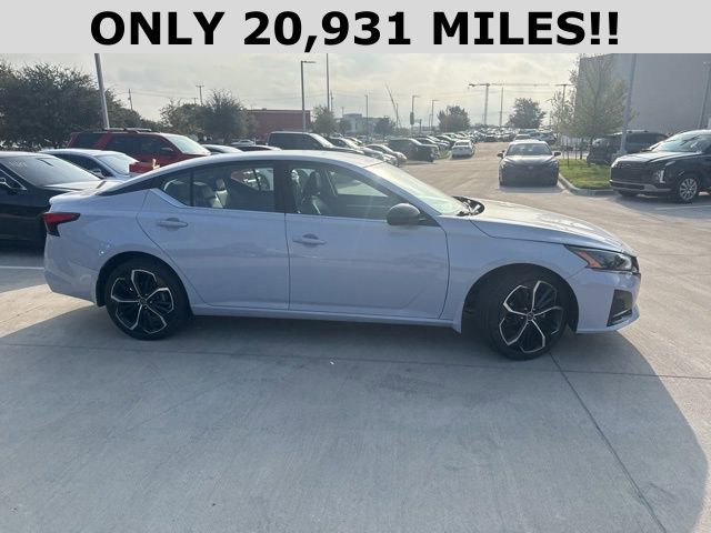 2023 Nissan Altima 2.5 SR photo 2
