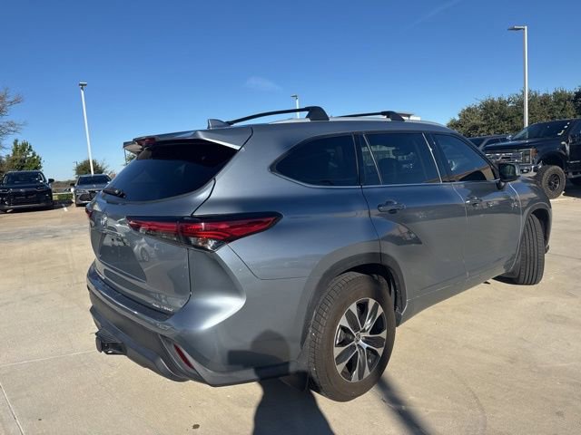 2022 Toyota Highlander XLE photo 3