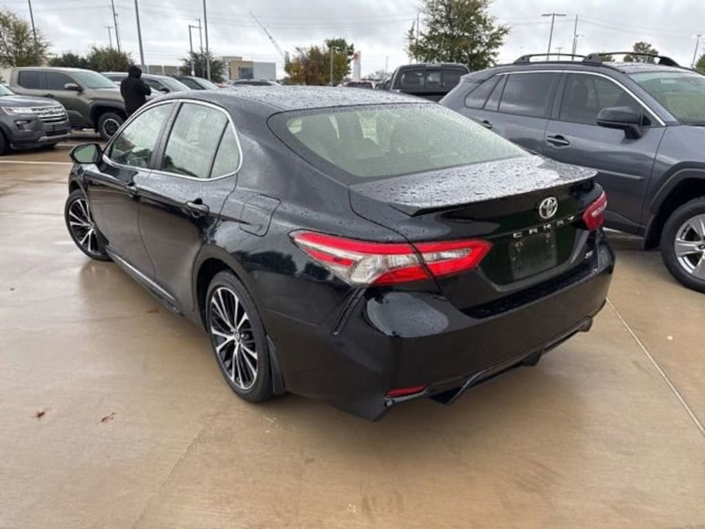 Used 2018 Toyota Camry SE Sedan