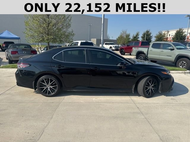 2024 Toyota Camry SE photo 2