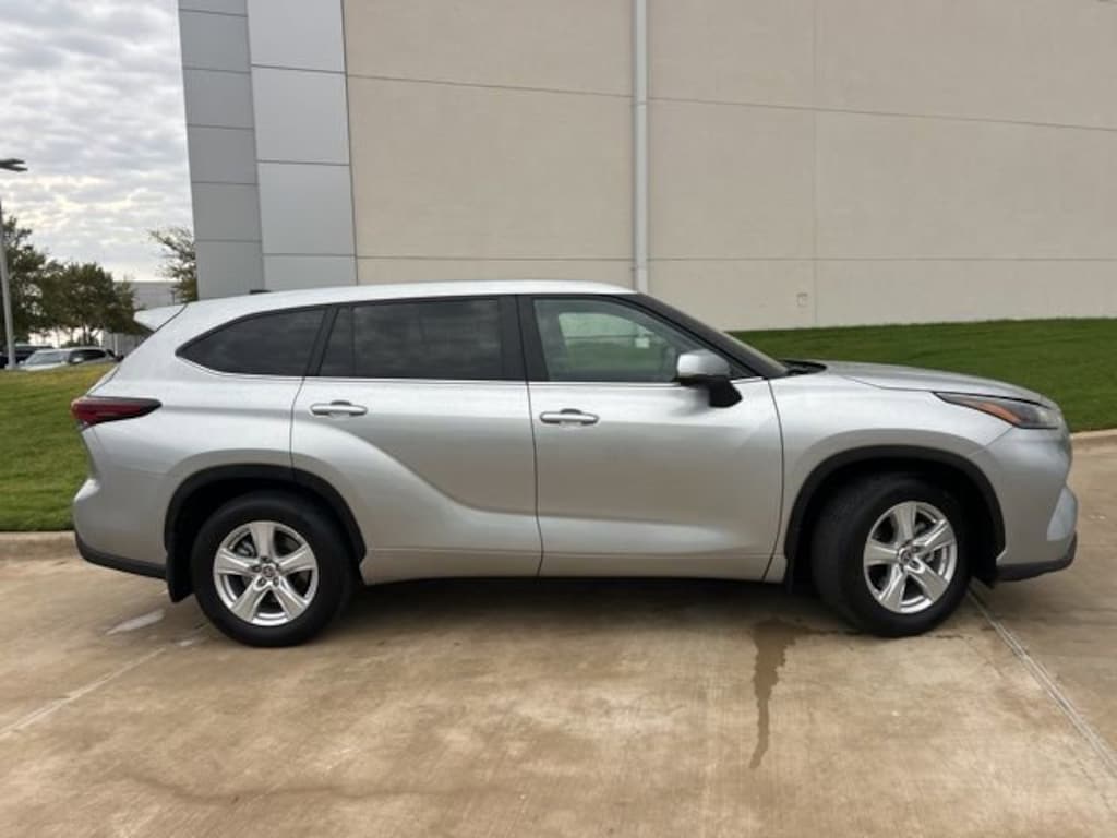 Used 2024 Toyota Highlander LE SUV