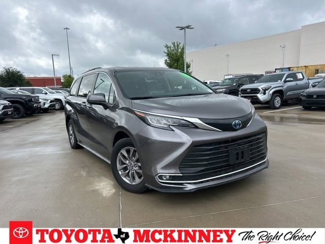 2022 Toyota Sienna XLE 7-Passenger Hybrid FWD's photo