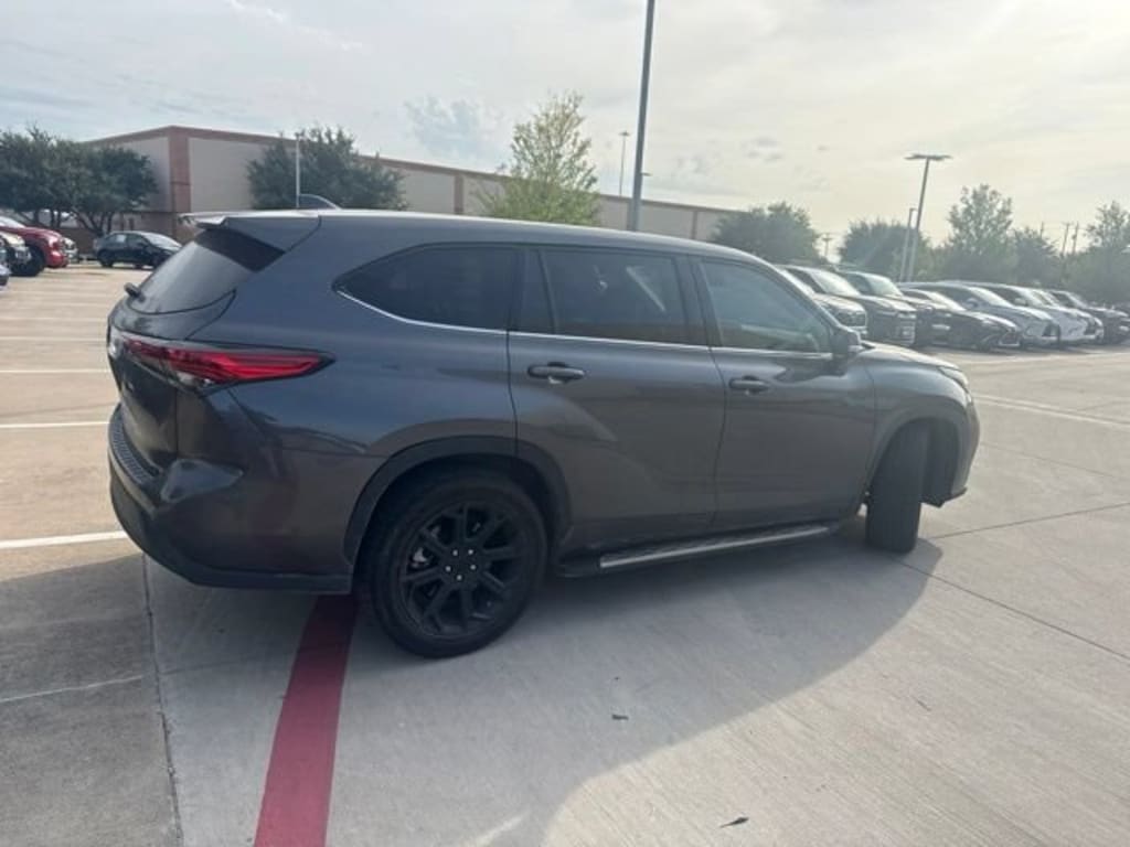 Used 2022 Toyota Highlander LE SUV