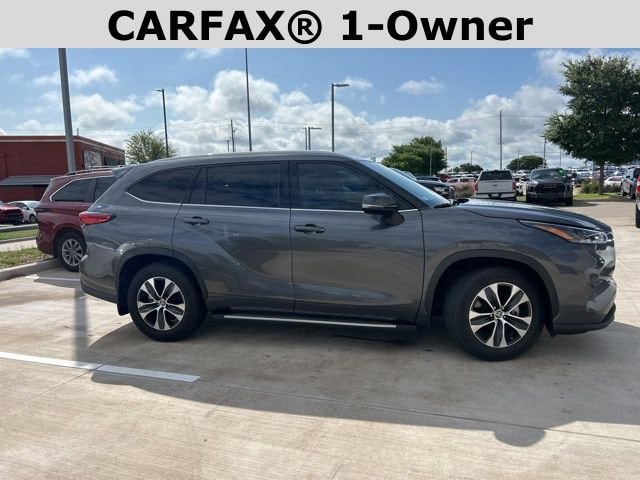 Used 2022 Toyota Highlander XLE with VIN 5TDGZRAH0NS558352 for sale in Mckinney, TX