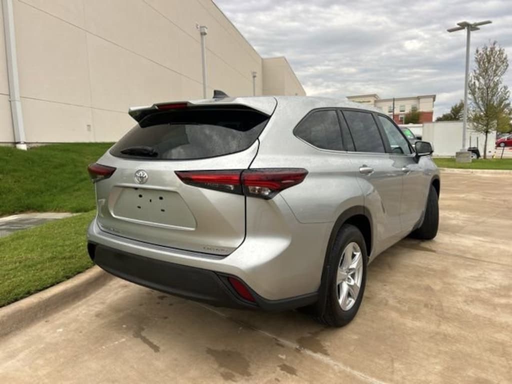 Used 2024 Toyota Highlander LE SUV