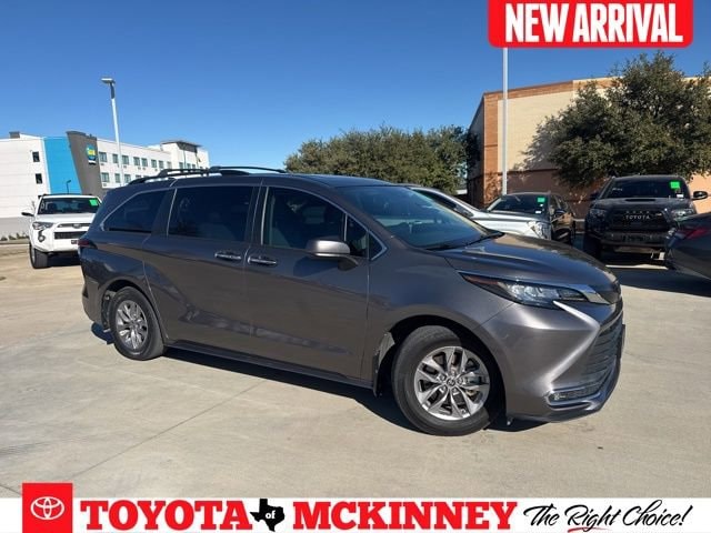 2022 Toyota Sienna XLE's photo