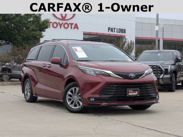 2025 Toyota Sienna XLE photo 2