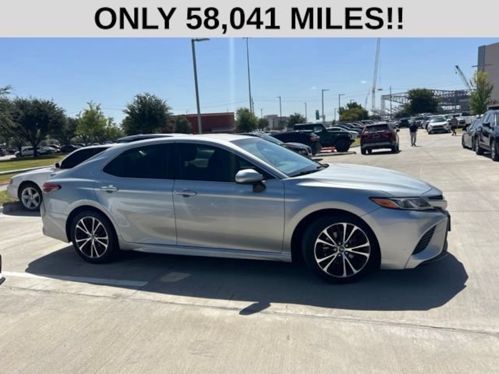 Used 2018 Toyota Camry SE Sedan