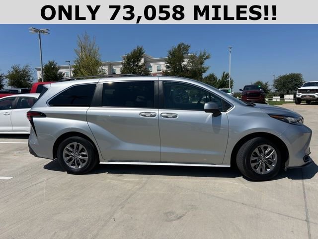 2022 Toyota Sienna LE photo 2