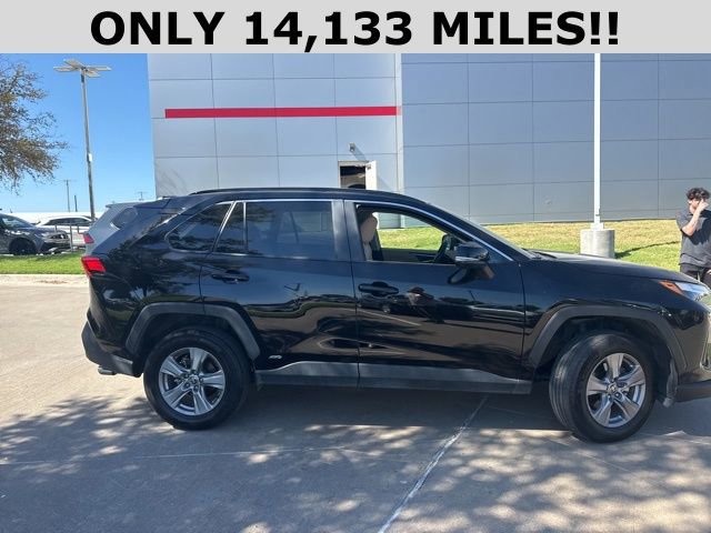 2022 Toyota RAV4 Hybrid XLE photo 2