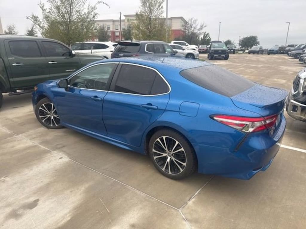 Used 2018 Toyota Camry SE Sedan