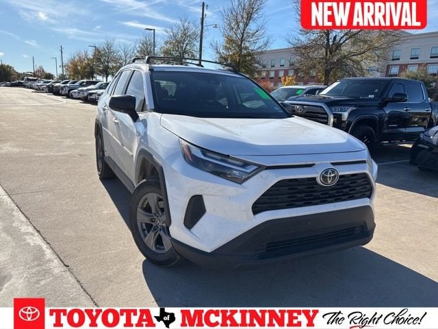 2025 Toyota RAV4 LE's photo