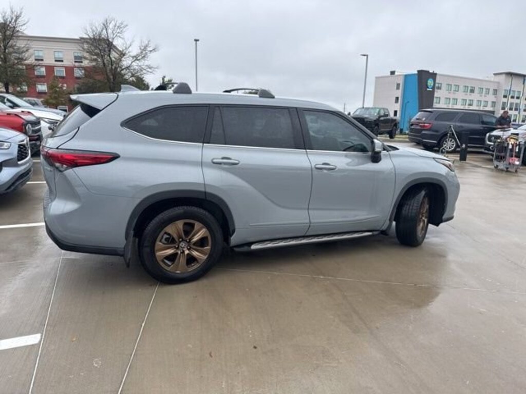 Used 2022 Toyota Highlander Hybrid Bronze Edition SUV