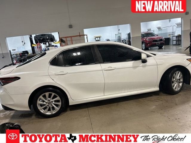 2022 Toyota Camry LE's photo