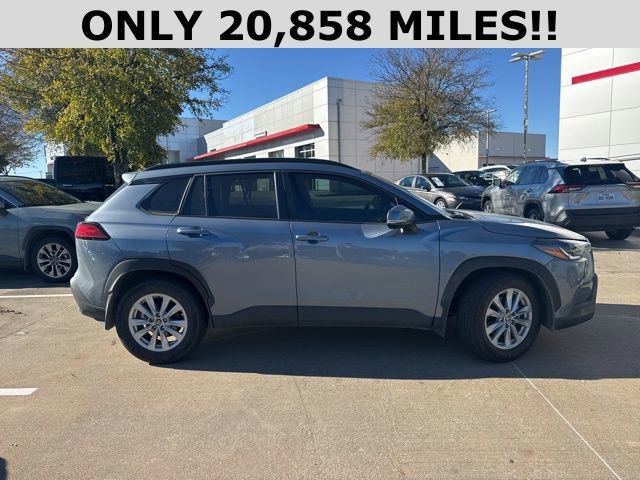 2023 Toyota Corolla Cross LE photo 2