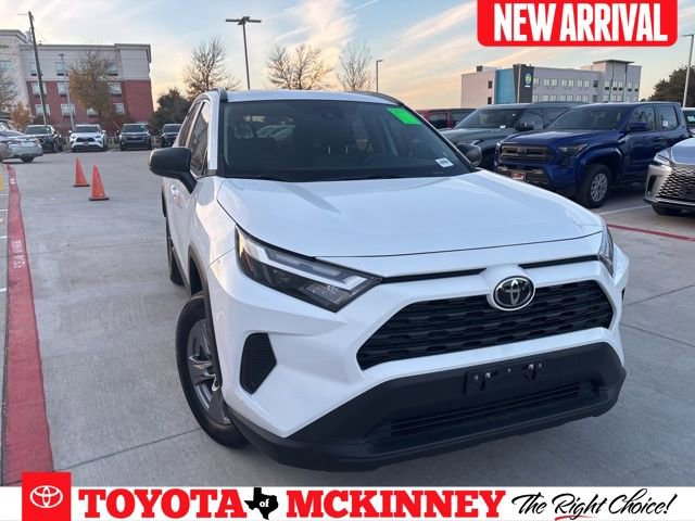 2025 Toyota RAV4 LE's photo