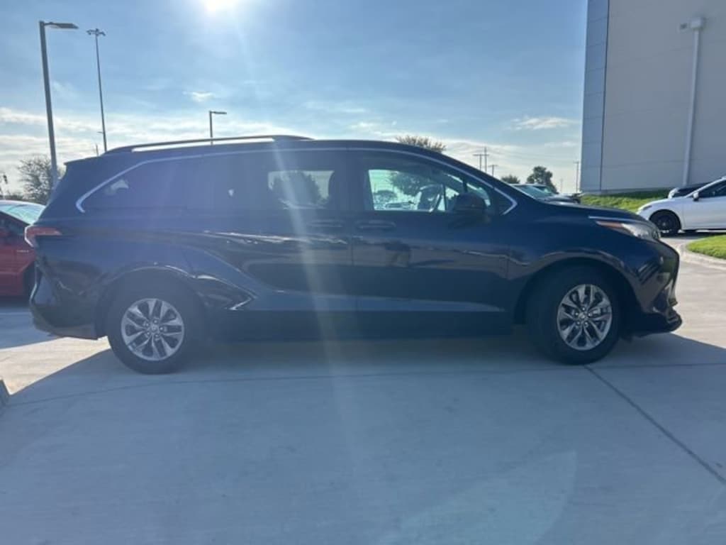 Used 2022 Toyota Sienna LE Van Passenger Van
