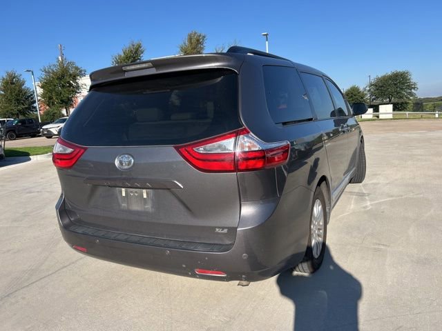 2017 Toyota Sienna Limited XLE Premium photo 3