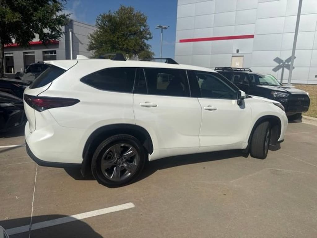 Used 2021 Toyota Highlander LE SUV